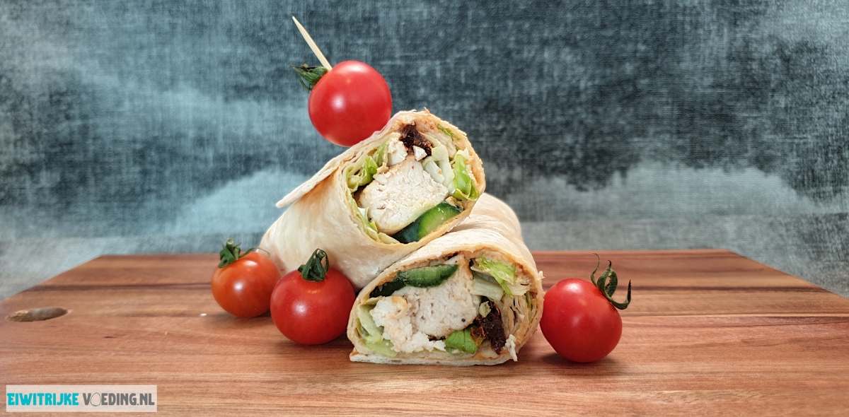 zomerse wrap met kip, tomaten hummus en feta