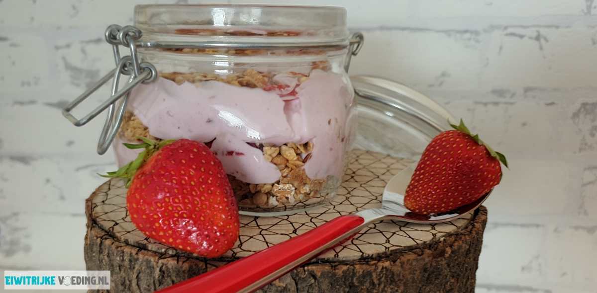 Ontbijt met Skyr, granola en vers fruit